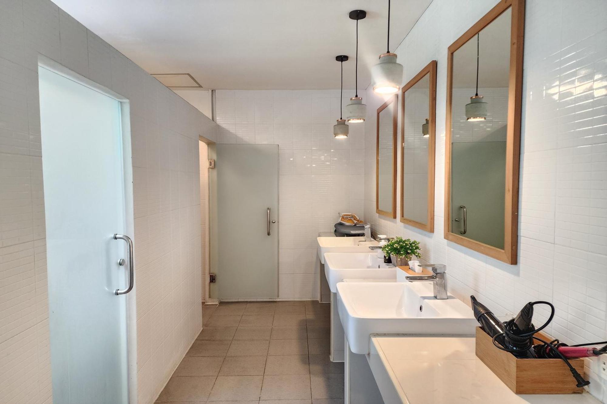 Ease Hostel Bangkok Exterior photo